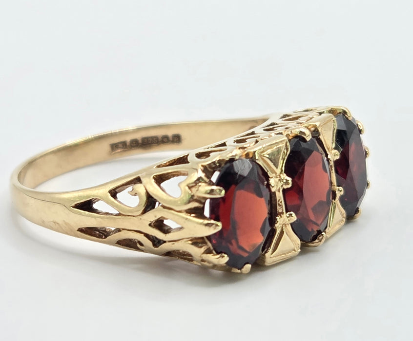 Vintage: 9ct Yellow Gold Garnet Three Stone Ring — From 1989