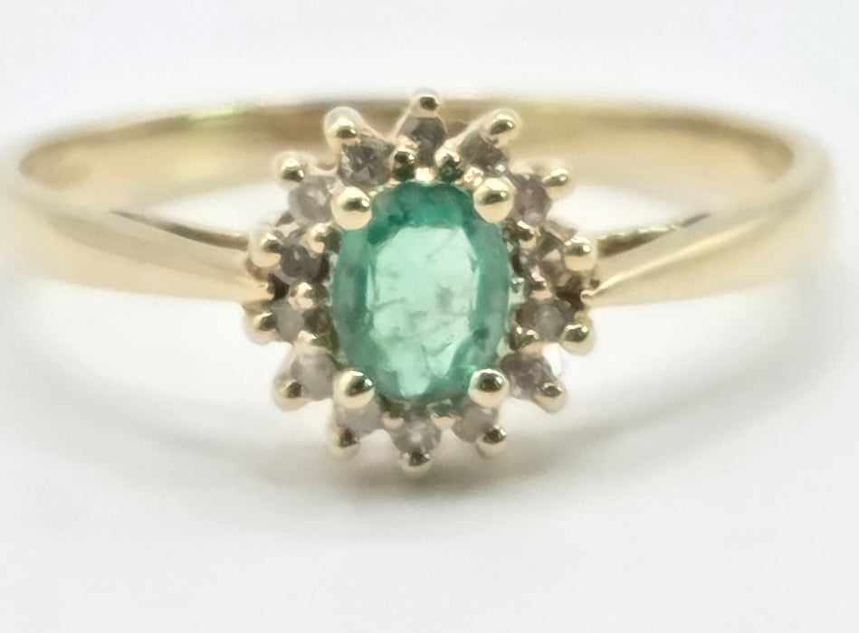 Vintage: 9ct Yellow Gold Emerald & Diamond Daisy Cluster Ring