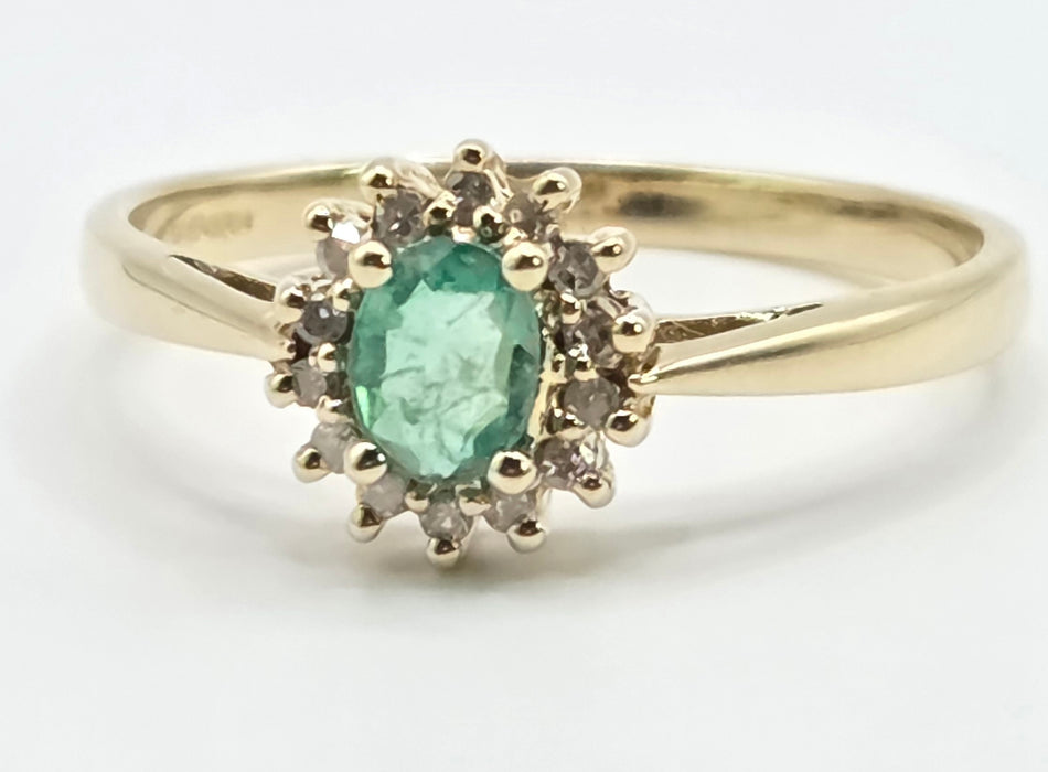 Vintage: 9ct Yellow Gold Emerald & Diamond Daisy Cluster Ring