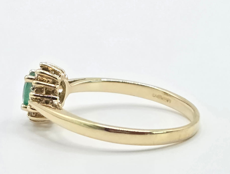 Vintage: 9ct Yellow Gold Emerald & Diamond Daisy Cluster Ring