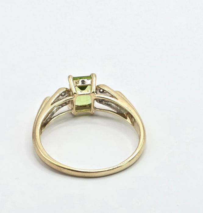 Vintage: 9ct Yellow Gold Peridot & Diamond Ring