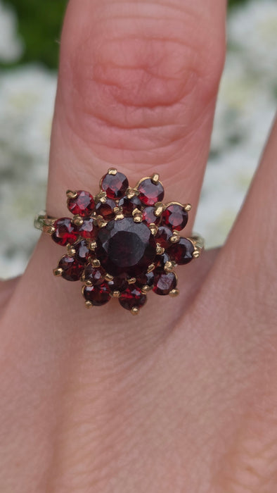 1132 Vintage: 9ct Yellow Gold 21 Almandine Garnet Flower Head Ring