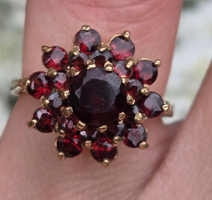 1132 Vintage: 9ct Yellow Gold 21 Almandine Garnet Flower Head Ring