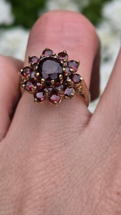1132 Vintage: 9ct Yellow Gold 21 Almandine Garnet Flower Head Ring