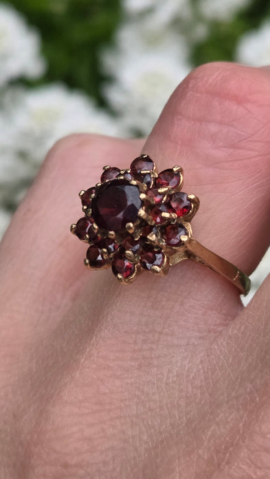 1132 Vintage: 9ct Yellow Gold 21 Almandine Garnet Flower Head Ring