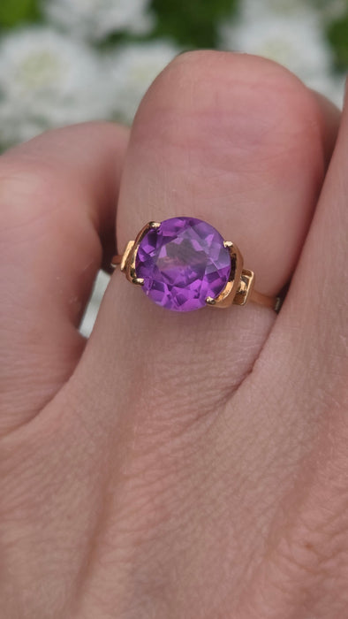 Vintage: 9ct Yellow Gold Purple Sapphire Ring