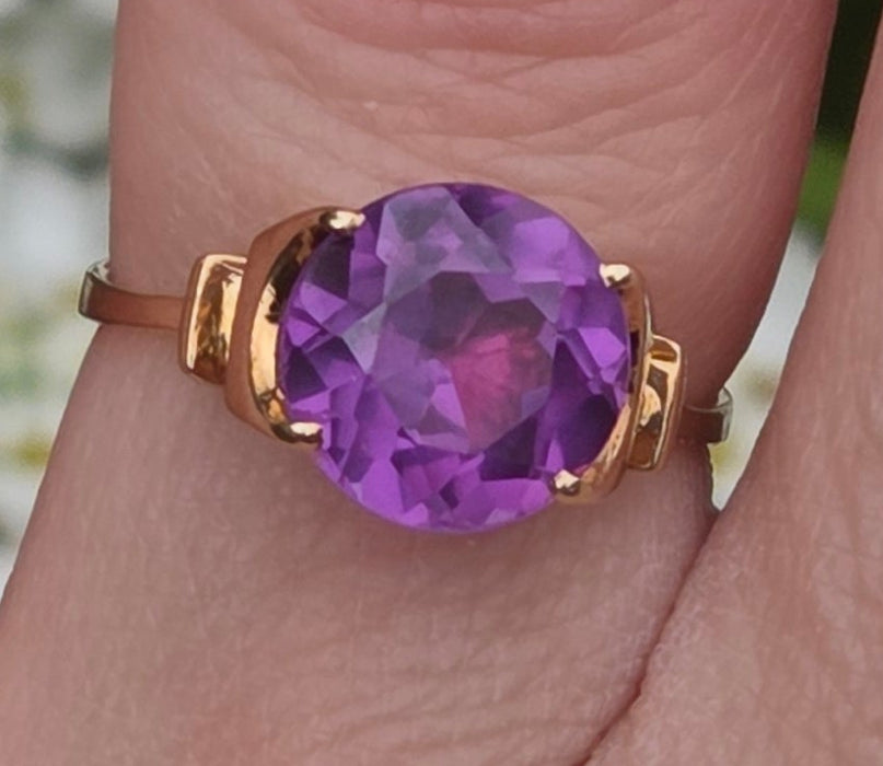 Vintage: 9ct Yellow Gold Purple Sapphire Ring