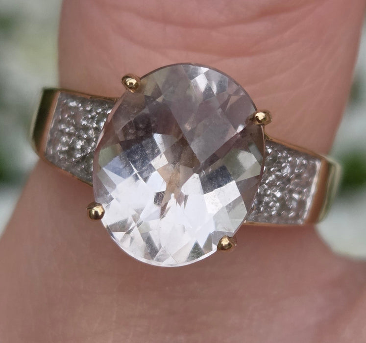 0537 Vintage: 9ct Yellow Gold Oval Morganite & Natural Diamond Ring