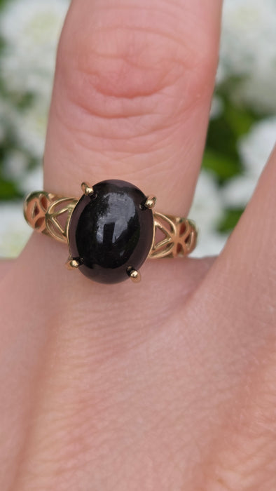 573 Vintage: 9ct Yellow Gold Cabochon Black Spinel Celtic Openwork Ring