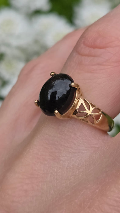 573 Vintage: 9ct Yellow Gold Cabochon Black Spinel Celtic Openwork Ring
