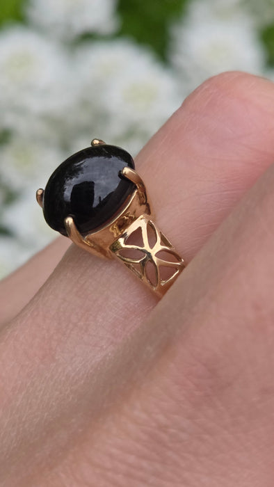 573 Vintage: 9ct Yellow Gold Cabochon Black Spinel Celtic Openwork Ring