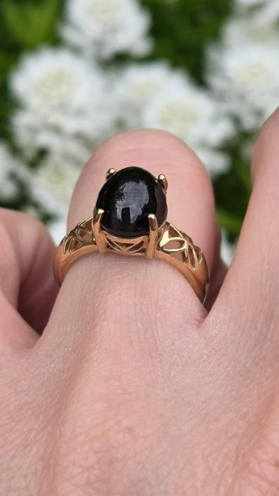 573 Vintage: 9ct Yellow Gold Cabochon Black Spinel Celtic Openwork Ring