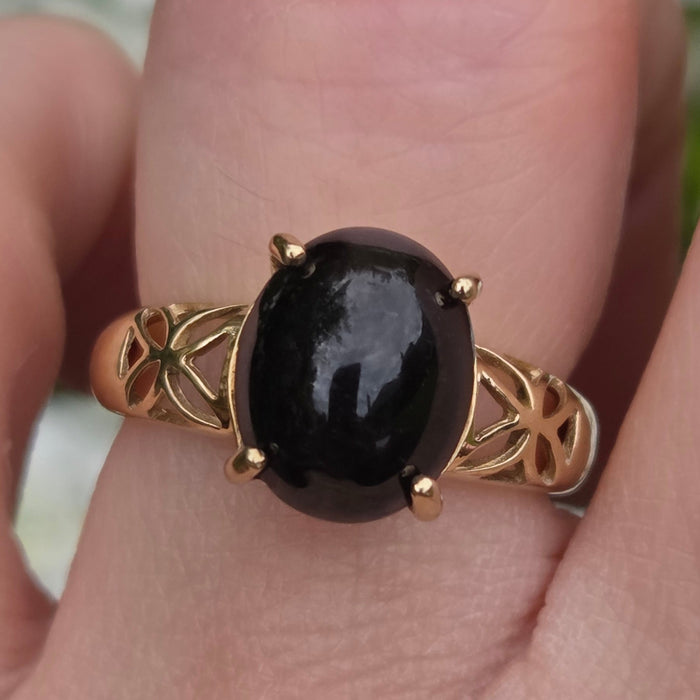 573 Vintage: 9ct Yellow Gold Cabochon Black Spinel Celtic Openwork Ring
