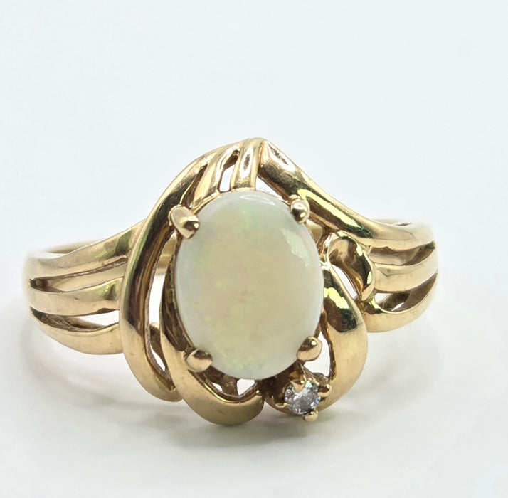 Vintage: 9ct Yellow Gold Opal & Diamond Ring