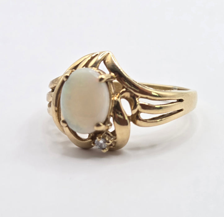 Vintage: 9ct Yellow Gold Opal & Diamond Ring