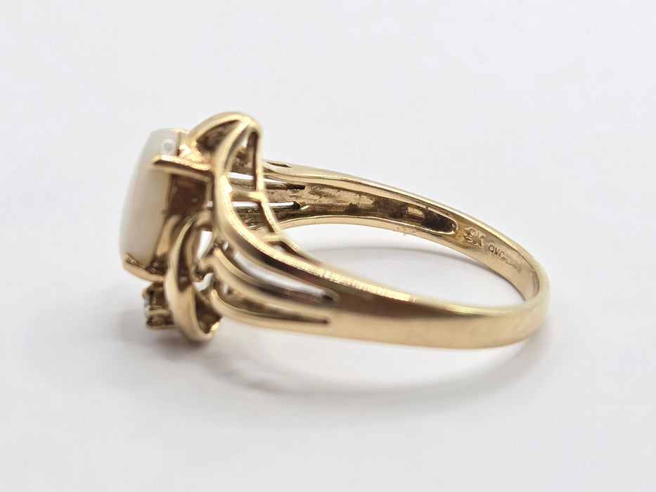 Vintage: 9ct Yellow Gold Opal & Diamond Ring