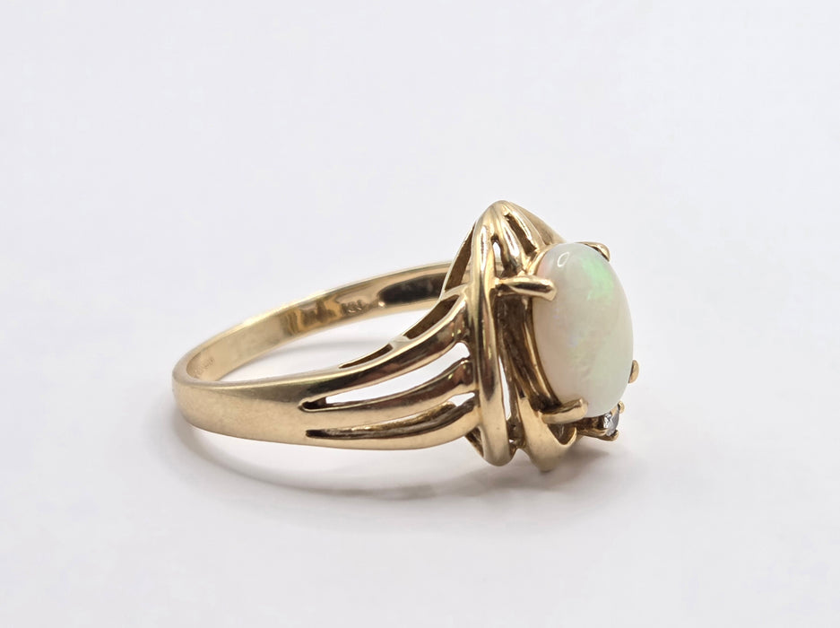 Vintage: 9ct Yellow Gold Opal & Diamond Ring