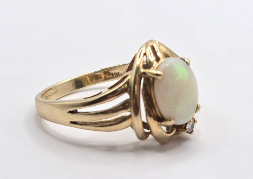 Vintage: 9ct Yellow Gold Opal & Diamond Ring
