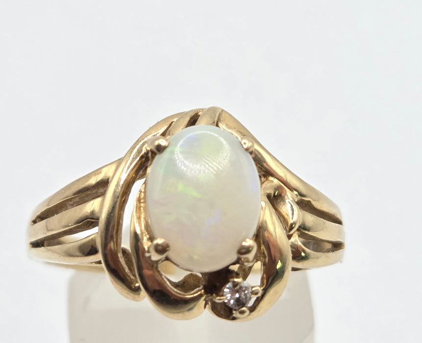 Vintage: 9ct Yellow Gold Opal & Diamond Ring