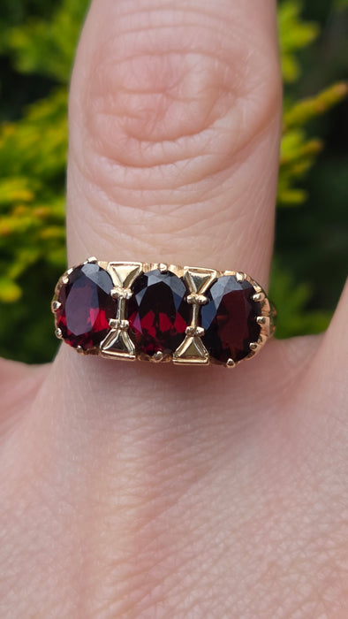 Vintage: 9ct Yellow Gold Garnet Three Stone Ring — From 1989