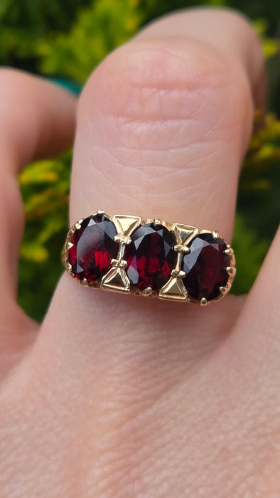 Vintage: 9ct Yellow Gold Garnet Three Stone Ring — From 1989