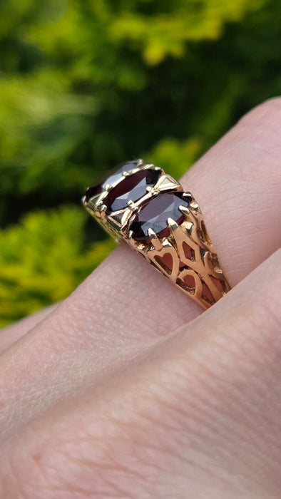 Vintage: 9ct Yellow Gold Garnet Three Stone Ring — From 1989