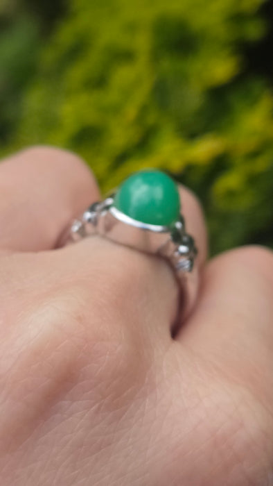 Vintage: 9ct White Gold Chrysoprase Oval Cabochon Ring