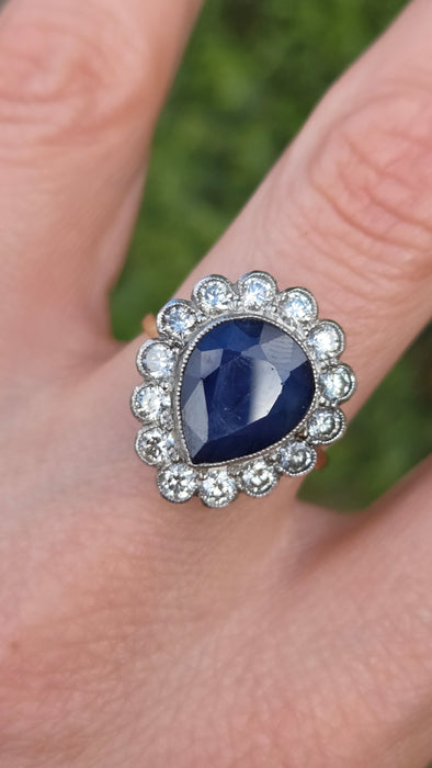 Vintage: 18ct Gold 5.85ct Blue Sapphire & 1.40ct Diamond Cluster Ring