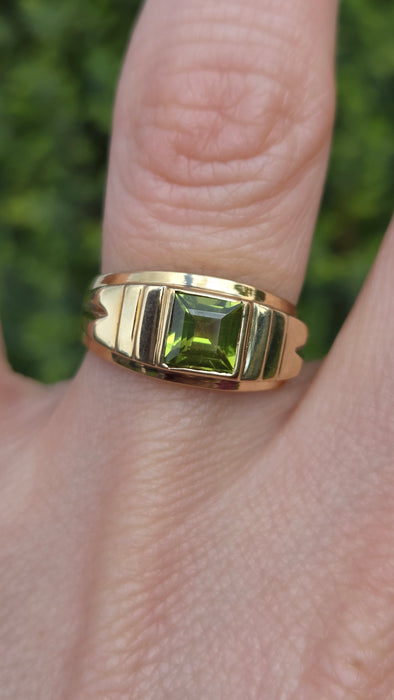 Vintage: 9ct Yellow Gold Peridot Square Step Ring