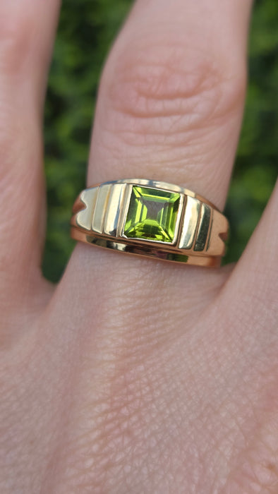 Vintage: 9ct Yellow Gold Peridot Square Step Ring