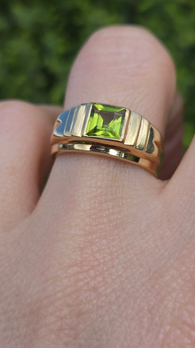 Vintage: 9ct Yellow Gold Peridot Square Step Ring