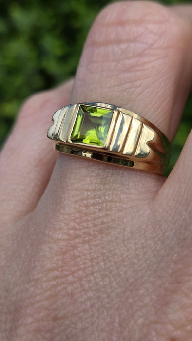 Vintage: 9ct Yellow Gold Peridot Square Step Ring