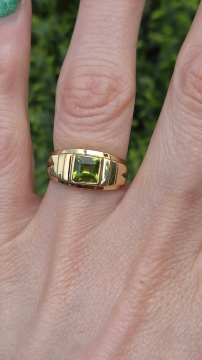 Vintage: 9ct Yellow Gold Peridot Square Step Ring