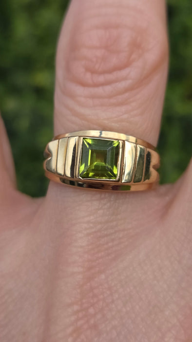 Vintage: 9ct Yellow Gold Peridot Square Step Ring