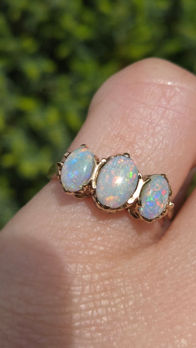 Vintage: 9ct Yellow Gold Opal Trilogy Ring