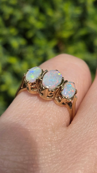 Vintage: 9ct Yellow Gold Opal Trilogy Ring