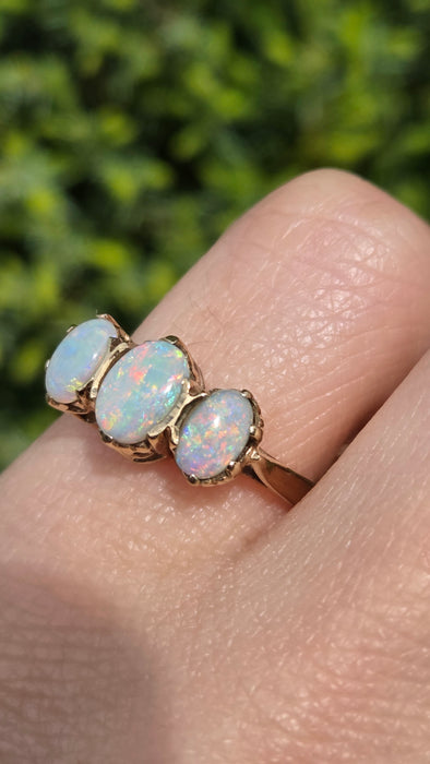 Vintage: 9ct Yellow Gold Opal Trilogy Ring