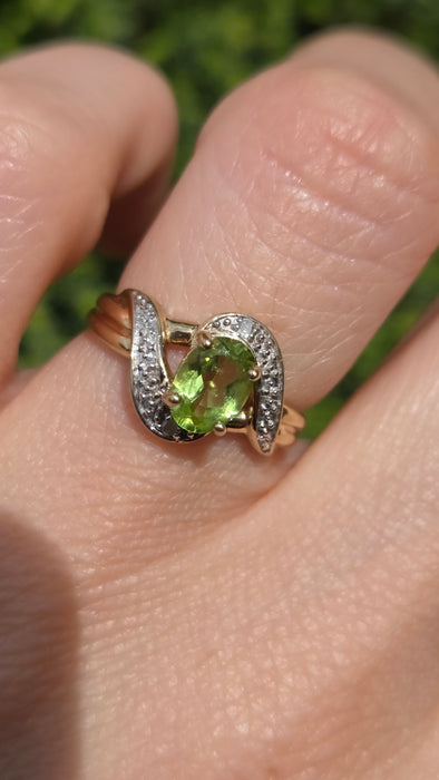 Vintage: 9ct Yellow Gold Peridot & Diamond Bypass Ring