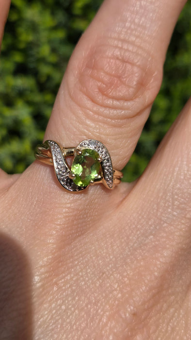 Vintage: 9ct Yellow Gold Peridot & Diamond Bypass Ring