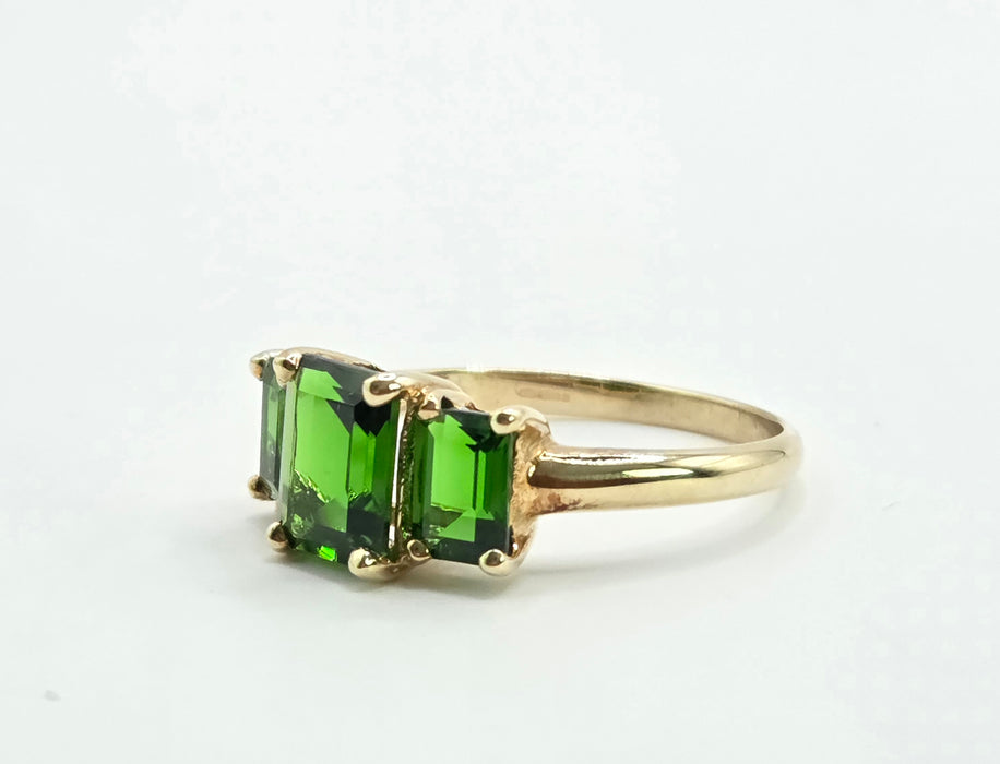Vintage: 9ct Yellow Gold Green Diopside Trilogy Ring
