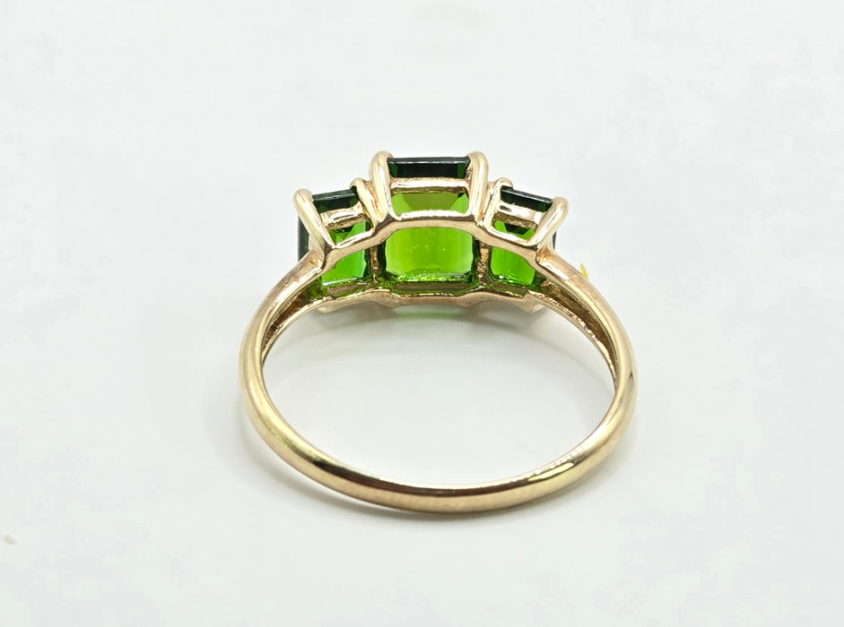 Vintage: 9ct Yellow Gold Green Diopside Trilogy Ring
