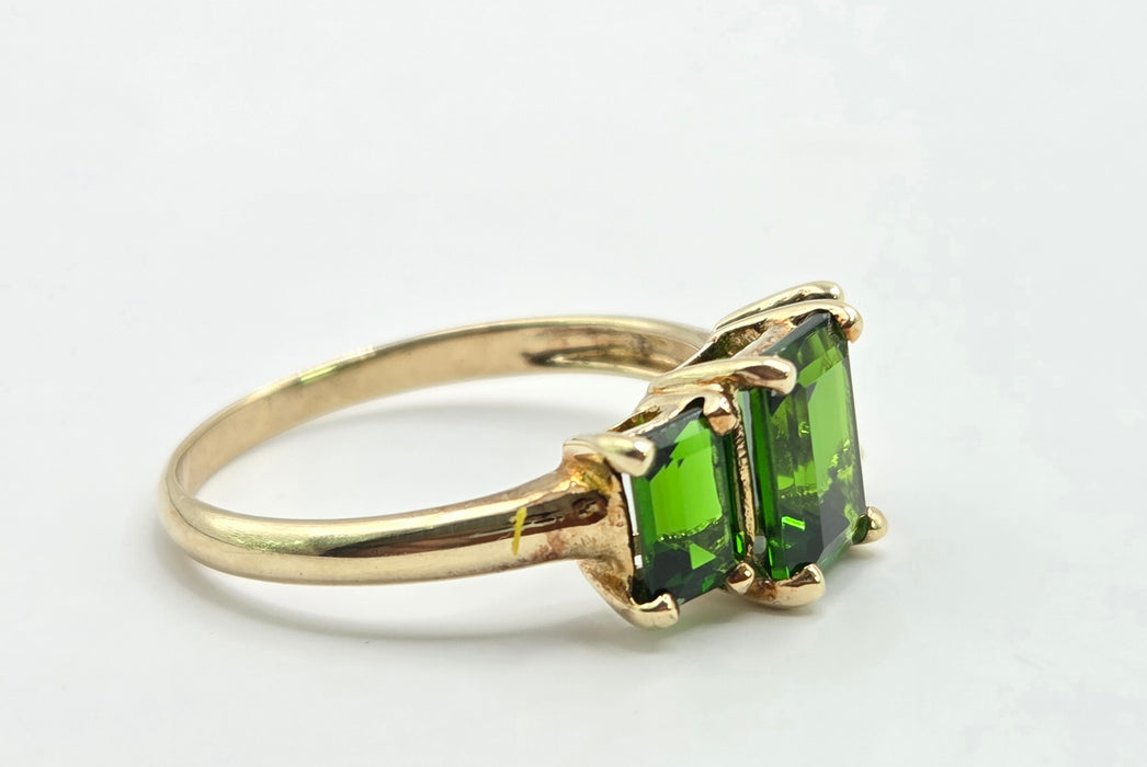Vintage: 9ct Yellow Gold Green Diopside Trilogy Ring