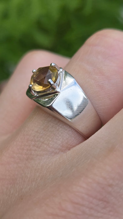 Vintage: 9ct White Gold Citrine Solitaire Ring