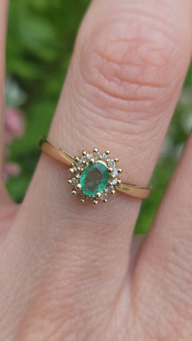 Vintage: 9ct Yellow Gold Emerald & Diamond Daisy Cluster Ring