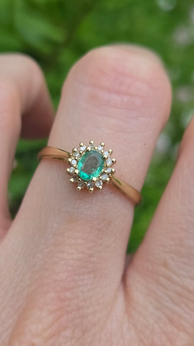 Vintage: 9ct Yellow Gold Emerald & Diamond Daisy Cluster Ring