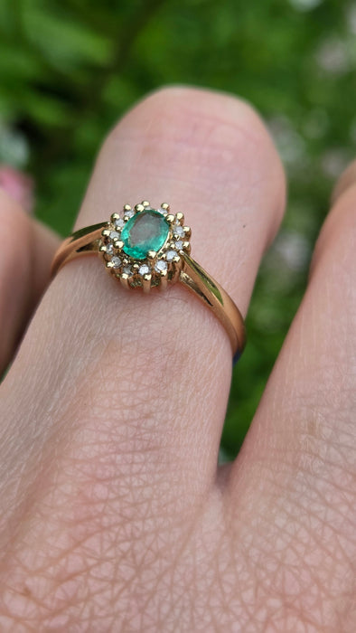 Vintage: 9ct Yellow Gold Emerald & Diamond Daisy Cluster Ring