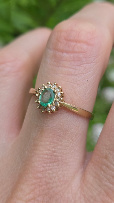 Vintage: 9ct Yellow Gold Emerald & Diamond Daisy Cluster Ring