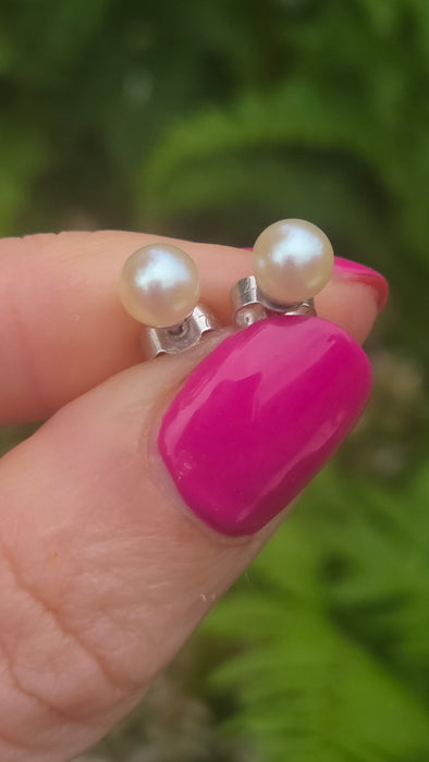 Vintage: 18ct White Gold Cultured Pearl Stud Earrings