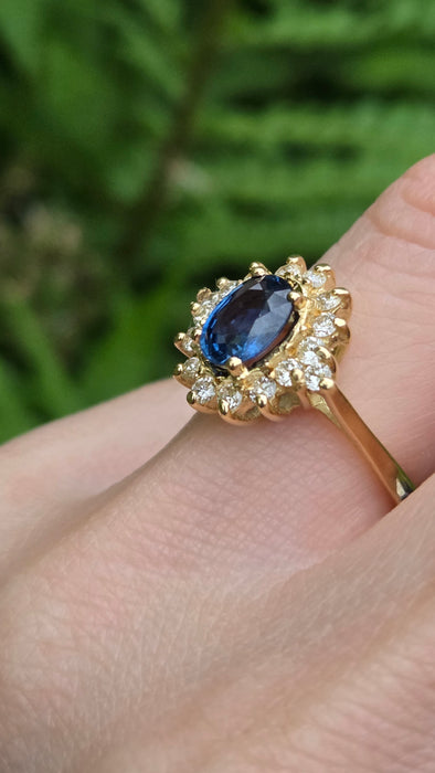 Vintage: 18ct Yellow Gold Sapphire & Diamond Cluster Ring — 1.29ct Sapphire / 0.50ct Diamonds