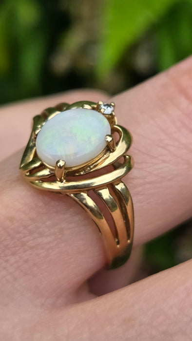 Vintage: 9ct Yellow Gold Opal & Diamond Ring